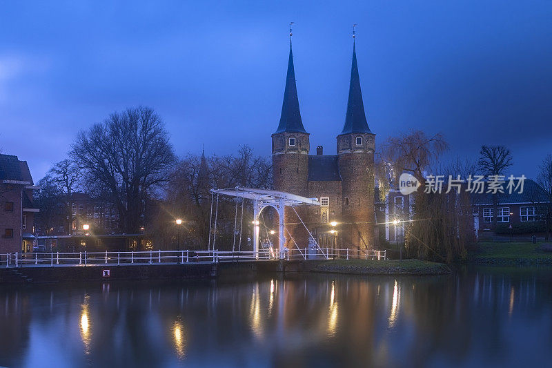 黄昏时分，东门(oostport)和德尔富时斯切运河(Delftse Schie canal)上的吊桥